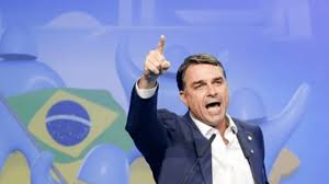 Flávio publica diplomas depois de erro em currículo sobre pós na UFRJ