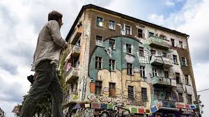 Back then, it was one of dozens of similar squats throughout berlin, and one of many in and around rigaer straße itself. Liebig34 In Berlin Wie Das Haus Zum Symbol Der Linken Szene Wurde Und Warum Geraumt Werden Soll Rbb24