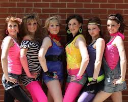 Wisst ihr bereits, wo es hingeht? 80er Mottoparty Outfit Selber Machen Neon Leggings Jeansshorts Gelb Top 90er Jahre Mottoparty Outfit 80er Jahre Kleidung 80er Jahre Kostum