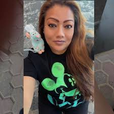 Un video publicado en redes sociales mostraba a un perro atado a la  plataforma de una camioneta expuesto directamente al sol. En el video, se  ve al perro resbalando y quedando colgado