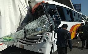 Choque Entre Autobus Y Trailer En La Mexico Queretaro Deja 23 Lesionados