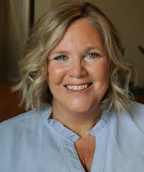 Tracey Farrell's Instagram, Twitter & Facebook