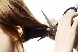 Para asegurarte de cortar el cabello del mismo largo, es recomendable medir el cabello que aún no has cortado contra el cabello ya cortado. Como Cortarse El Pelo Uno Mismo On Mujer