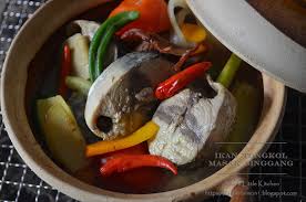 Bersihkan ikan merah ikut cara di atas panaskan minyak dan goreng dulu bawang merah hingga layukeluarkan bawangkalau minyak banyak buang sedikit dan barulah tumis bahan kisar hingga pecah minyak. Resepi Ikan Tongkol Masak Singgang Johor Resepi Merory Sedap Betul