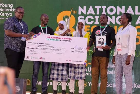 Innovative Project in JSS! 🥳 👏🏽 Khadija Abdirashid Nawe and Amina Adan Osman from St. Mary's Junior Secondary School, Marsabit County, for their project Water Level Sensor, awarded by Dr. Victor Mwongera,