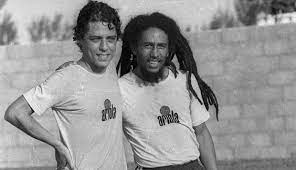 Junior marvin, toquinho e um penetra.agachados: Bob Marley Seu Amor Pelo Futebol E A Pelada No Campinho De Chico Buarque No Brasil Manala Camisetas Alternativas Para Pessoas De Mente Aberta
