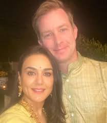 Dibilang Masih Kayak Pacaran, Mesranya Preity Zinta dan Suami di Foto Ini