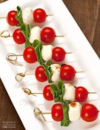 Recette De Brochettes De Salade Caprese Mygourmetconnection En 2020 Recettes De Cuisine Aperitif Gastronomique Recette Apero Dinatoire