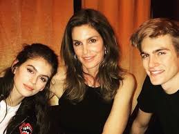 Crawford has advertised for several brands in her career such as anne klein ii, bally, blackglama, blumarine, eas advantedge, byblos, c&a, capezio bags, cindy. Cindy Crawford Jubelt Bei Paris Fashion Week Uber Ihren Sohn Stars Vol At