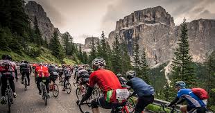 E' la più importante manifestazione italiana di questa disciplina, che vede la partecipazione di circa 10.000 ciclisti, estratti tra più di 30.000 che vorrebbero partecipare. Technogym Supports Cyclists At The 33 Edition Of The Marathon Dles Dolomites Enel