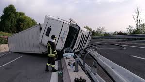 Jun 28, 2021 · incidente oggi a14 tra grottammare e san benedetto: Tir Si Ribalta Sull A14 Autostrada Bloccata Tra San Benedetto Del Tronto E Val Vibrata Foto Abr24 News