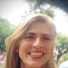 Karla Sofía Gascón se pronunciou, neste sábado (1°), sobre suas publicações  feitas em 2020 e 2021. Em uma longa entrevista à CNN Espanha, ela chorou  muito e alegou que os posts foram