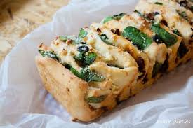 Mediterranes Pull Apart Bread Herzhaft Gefulltes Brot Zum Abreissen Rezept Lebensmittel Essen Gefulltes Brot Snack Ideen