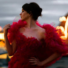 Anne jacqueline hathaway is an american actress, voice actress, and singer, known for roles such as playing andrea sachs in the devil wears prada , selina kyle/catwoman in the dark knight rises , and fantine in the 2012 film les misérables. Anne Hathaway Brings Bewitching Couture To Her Own Virtual Red Carpet Vogue