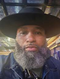 🔥 My husband is looking extra handsome in this cap 😎 but my timeline  didn't notice 😔… I trust this group to hype him up! #DerrickBrooks  #DerrickBrooksFans #TampaBayBuccaneers #NFLLegends #FootballGreats  #HallOfFame #BucsNation #