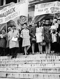 Le 20 mars 1968, à l'opéra, devant une il croit ainsi arrêter la contagion. Mai 1968 En Images Fondation Jean Jaures