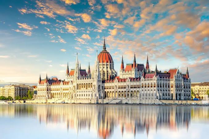 Los entresijos del majestuoso Parlamento de Budapest: "Demuestra un perfecto equilibrio entre las facciones políticas y religiosas"