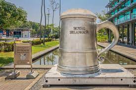 Since 1885, design and craftsmanship have defined royal selangor, the world's foremost name in quality pewter gifts and. Worlds Tallest Pewter Beer Mug At Royal Selangor Editorial Photography Image Of Royal Guinness 53688732