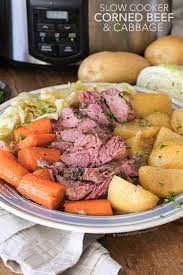 Place the corned beef in the slow cooker, fat side up. Corned Beef And Cabbage Slow Cooker Recipe Video Spend With Pennies