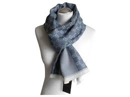 L'écharpe ou le foulard doivent être choisis pour la chaleur qu'elles peuvent apporter mais pas. Foulards Gucci Gucci Femme Homme Echarpe De Luxe 100 Echarpe En Laine Nouvelle Echarpe Chale Laine Bleu Clair Ref 252884 Joli Closet