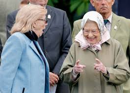 La regina elisabetta ii con il piccolo principe andrea si affacciano al balcone di buckingham palace, dopo la parata per il compleanno della regina, 12 la regina elisabetta ii gioca a bocce con il primo ministro norvegese per borten durante le vacanze della famiglia reale britannica a trondheim in. Royal Warrant Tutta La Moda Approvata Dalla Royal Family