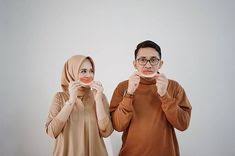 Gambar kartun keluarga muslim muslimah bestkartun 21 06 2019 gambar kartun keluarga muslim muslimah animasi yaitu salah satu foto yang keren serta serta ada juga yang menggemari pada kartun dari wallpaper itu tidak bagi kaum anak anak saja dewasa pun tidak mau ketinggalan dengan serta mencari wallpaper kartun untuk dijadikan display picture. 49 Ide Prewedding Hijab Di 2021 Fotografi Pengantin Pose Perkawinan Foto Perkawinan