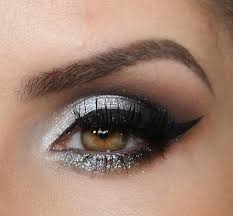 Black And Silver Smokey Eye Makeup Tutorial Maquiagem Smokey Eyes Para Formatura Smokeyeyemakeup Silver Eye Makeup Silver Makeup Silver Eyeshadow