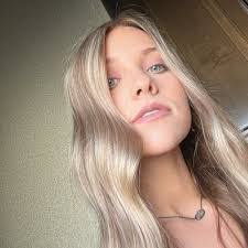 Erin Walls's Instagram, Twitter & Facebook