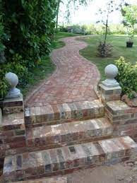 Built Using Reclaimed Brick Love This Minus Those Round Things Planters Instead Maybe Tijolo Jardim Pegadas De Jardim Ideias De Quintais