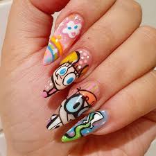 Las uñas decoradas con dibujos son una tendencia de moda que crece con los años y esta tecnica da la posibilidad de crear grandes y miles diseños aquí te mostramos algunos ejemplos de diseños de uñas decoradas con el estilo oriental, para que puedas tener una idea del estilo y animarte a. Unas Decoradas De Dibujos Animados En 2021 Manicura De Unas Unas Acrilicias De Gel Unas De Maquillaje