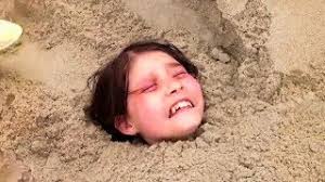 11 jähriger Junge findet kleines Mädchen lebendig im Sand begraben! Das ist  Passiert - YouTube