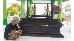 Aliefa berziarah ke makam alm nike ardilla. Kisah Fans Nike Ardilla Pernah Jalan Kaki 4 Hari 4 Malam Karena Ingin Ikuti Haul Tapi Dana Terbatas Tribun Cirebon