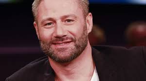 Bei der ersten entscheidung musste der stier seine maske ablegen. The Masked Singer Sanger Sasha Ist Der Neue Gast Promi