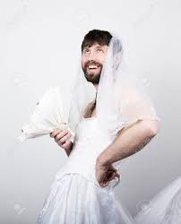Weitere ideen zu hochzeitsoutfit, hochzeit, hochzeitsoutfit mann. Bartiger Mann In Einem Hochzeitskleid Der Frau Auf Ihren Nackten Korper Die Eine Blume Auf Dem Kopf Ein Schleier Lustig Bartigen Braut Verschiedene Emotionen Lizenzfreie Fotos Bilder Und Stock Fotografie Image 56020357