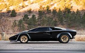 When the bright yellow prototype of the lamborghini countach lp400 was first shown to the public at the 1971 geneva motor show many wondered if designer marcello gandini had lost his mind. Lamborghini Countach Lp400 S Guide History Lambocars Com