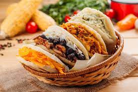 La arepa es un plato típico tanto de colombia como de venezuela, este alimento es de origen indígena, esta hecho a base de maíz seco molido o de harina de maíz precocida, se caracteriza. Arepas El Plato Tipico De Venezuela Y Colombia Como Hacerlas Y Cuales Son Los Mejores Rellenos