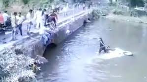 dad tries to save baby from sinking car