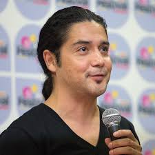 She competed in the second edition of the national miss philippines beauty pageant and was crowned miss philippines 2002. Where Is Selena S Husband Chris Perez Now
