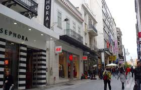Μεγάλες ουρές και αυξημένη κίνηση καταγράφηκε και σήμερα στην ερμού, καθώς τα εμπορικά καταστήματα εκμεταλλεύτηκαν τη δυνατότητα που τους δίνει ο νόμος να ανοίξουν σήμερα. Odos Ermoy Bikipaideia