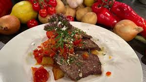 Wir In Bayern Rezept Paillard Vom Rind Mit Rosmarinkartoffeln Br De Rosmarinkartoffeln Rezepte Schmorbraten