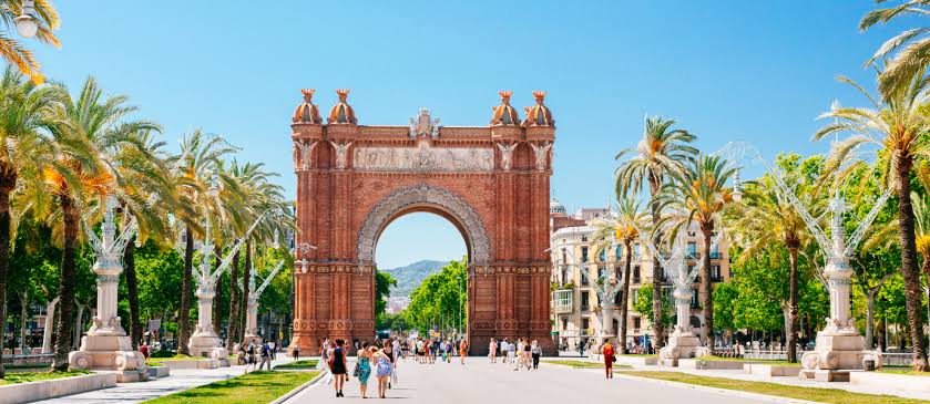 Arc de Triomf y Parc de la Ciutadella: Historia, Naturaleza y Arte Urbano en Barcelona