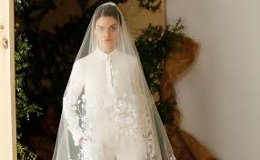 Check spelling or type a new query. Anzug Statt Brautkleid Woman At