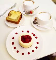 Hellooooo Les Gourmandsssss Commencer Cette Magnifique Journee Avec Un Cheescake Framboises Et Un Gateau Matcha Ainsi Que 2 Cappuccinos Pour Bien