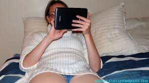 业余女子在床上脱掉毛衣，露出蕾丝内裤- PornPics.com