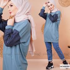 Esnek Kumas Yapisina Sahip Olan Indigo Renkli Tunik Yeni Sezon Trendleri Arasinda Yer Almaktadir Bisiklet Yakali Tunigin Kollari Tul Moda Stilleri Moda Tunik