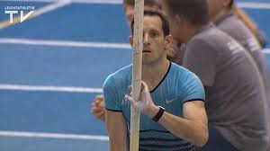 Viele athleten mühten sich vergeblich, diese bestmarke zu. Renaud Lavillenie Spielt Im Bruderduell Seine Routine Aus Leichtathletik De