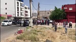 Batman'da sahte para iddiasıyla çıkan tartışma silahların bıçakların kullanıldığı kavgaya dönüştü, bir kişi hayatını kaybetti. Batman Da Iki Aile Tasli Sopali Birbirine Girdi Kavganin Sebebi Ise Akil Alir Gibi Degil Son Dakika
