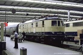 Die Bundesbahnzeit Altbau Elloks Und Altbau Et Im Bd Munchen Hbf Und In 2020 Bundesbahn Eisenbahn Modelleisenbahn