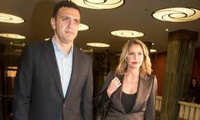 Η τζένη μιλώντας στην αφροδίτη γραμμέλη παραδέχτηκε ότι περνάει μια φάση αλλαγών ωστόσο η επιλογή είναι εκείνο που την χαρακτηρίζει στη ζωή της. Tzenh Mpalatsinoy Ti Postaran Oi Kores Ths Meta Thn Anakoinwsh Toy Gamoy Ths Me Ton Basilh Kikilia Gossip Tv Gr
