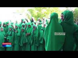 Wiil somali ah oo gabadh gaal ah saaxiib la ah oo somalida ka cabanaya. Somali Siil Ad U Macaan